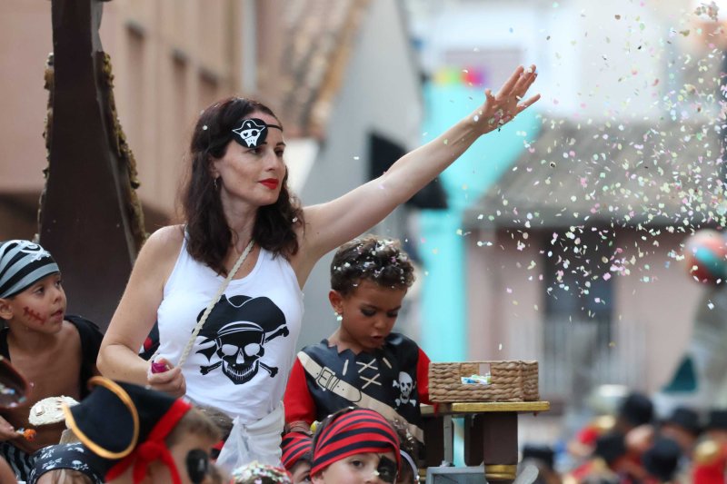 Les carrosses de Gata omplin el recorregut d’enginy, confeti,… i crítiques per l’entrada de bous “sorpresa” Les carrosses de Gata omplin el recorregut d’enginy, confeti,… i crítiques per l’entrada de bous “sorpresa”